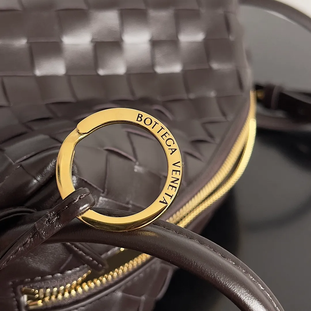 Batch 1360 BOTTEGA VENETA 2024 new loop is here! ! Many girls who like BV have owned the Loop bag. It has a simple appearance, classic weaving, and a compact and lightweight bag shape. This innovation continues the "camera bag" shape. Unlike the traditional Loop bag, which can only be worn as a crossbody bag, this innovation It can be carried by hand or cross-body, satisfying both the concave shape and daily needs. The oversized buckle can be folded and used as a handle. The sultry heat in summer ☀️ usually reduces people's desires. Having a lightweight bag will greatly enhance the happiness of traveling🫧 Style number: 796615 Size: 19*12*9cm